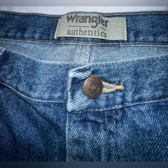 Wrangler Authentic Relaxed Fit Dark Wash Jean Men’s Size 38x32 - Picture 8 of 9